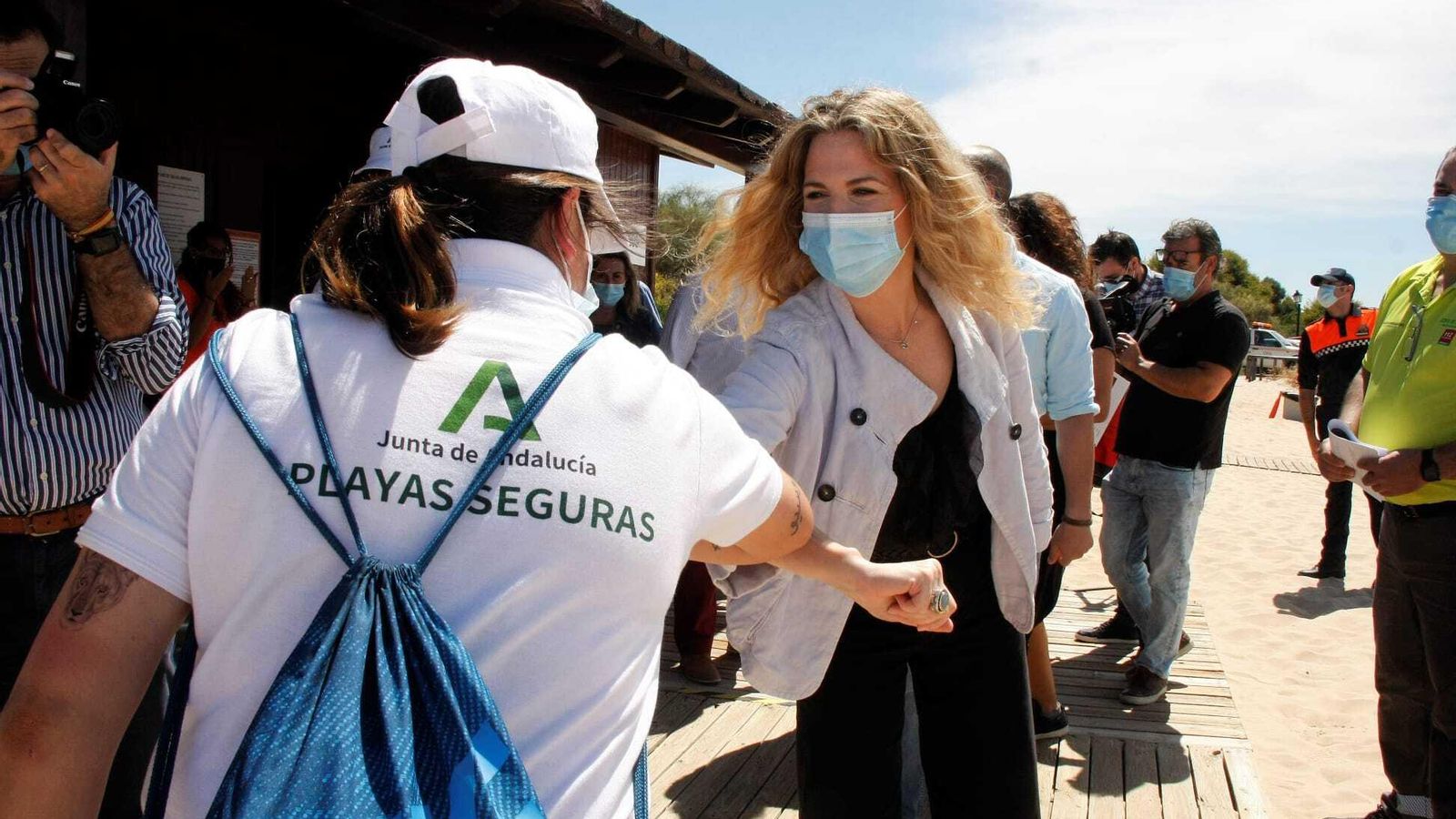 La delegada, en el momento de saludar a una de las auxiliares de Playas Seguras.