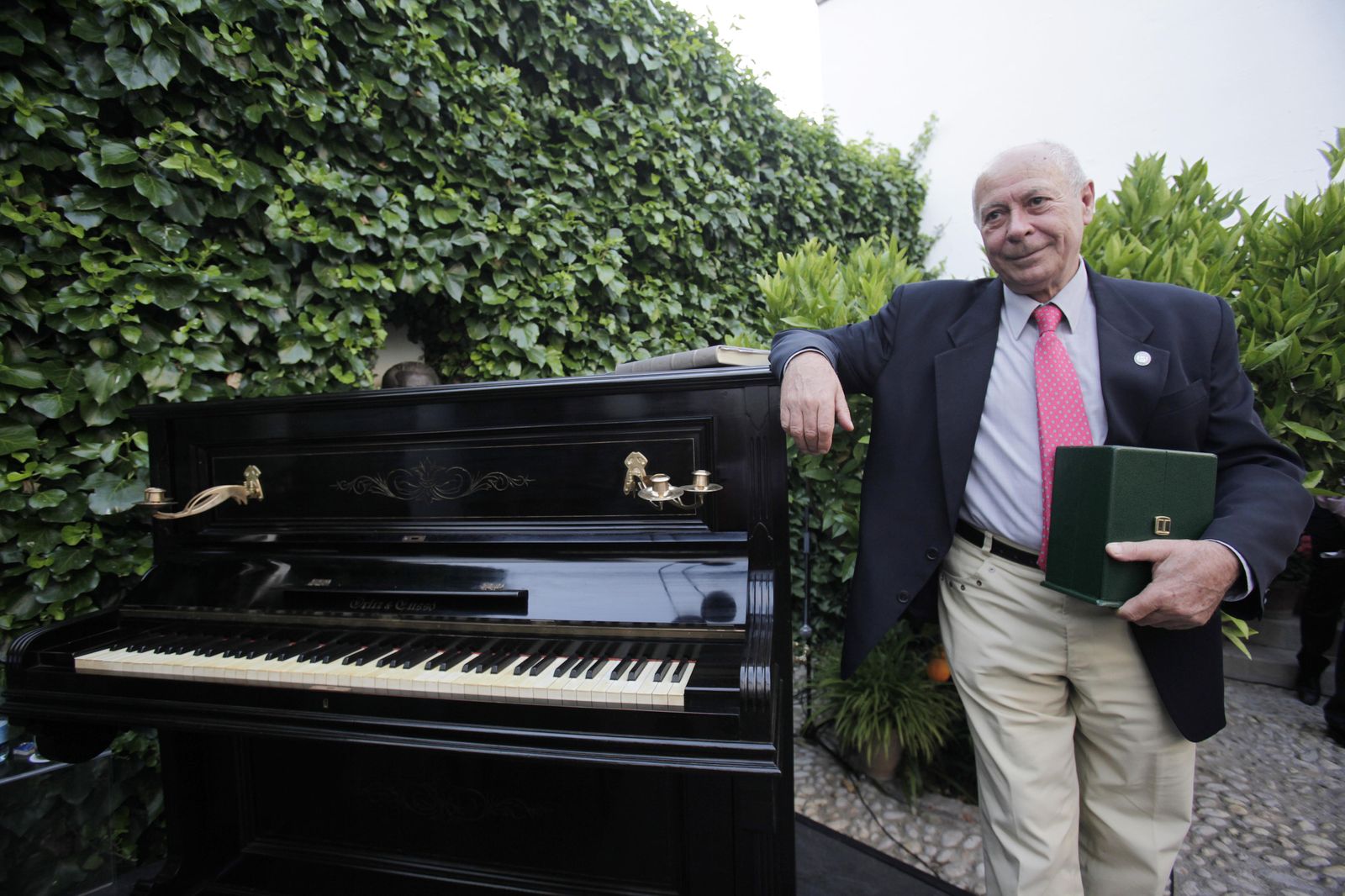 El profesor y poeta granadino Antonio Carvajal