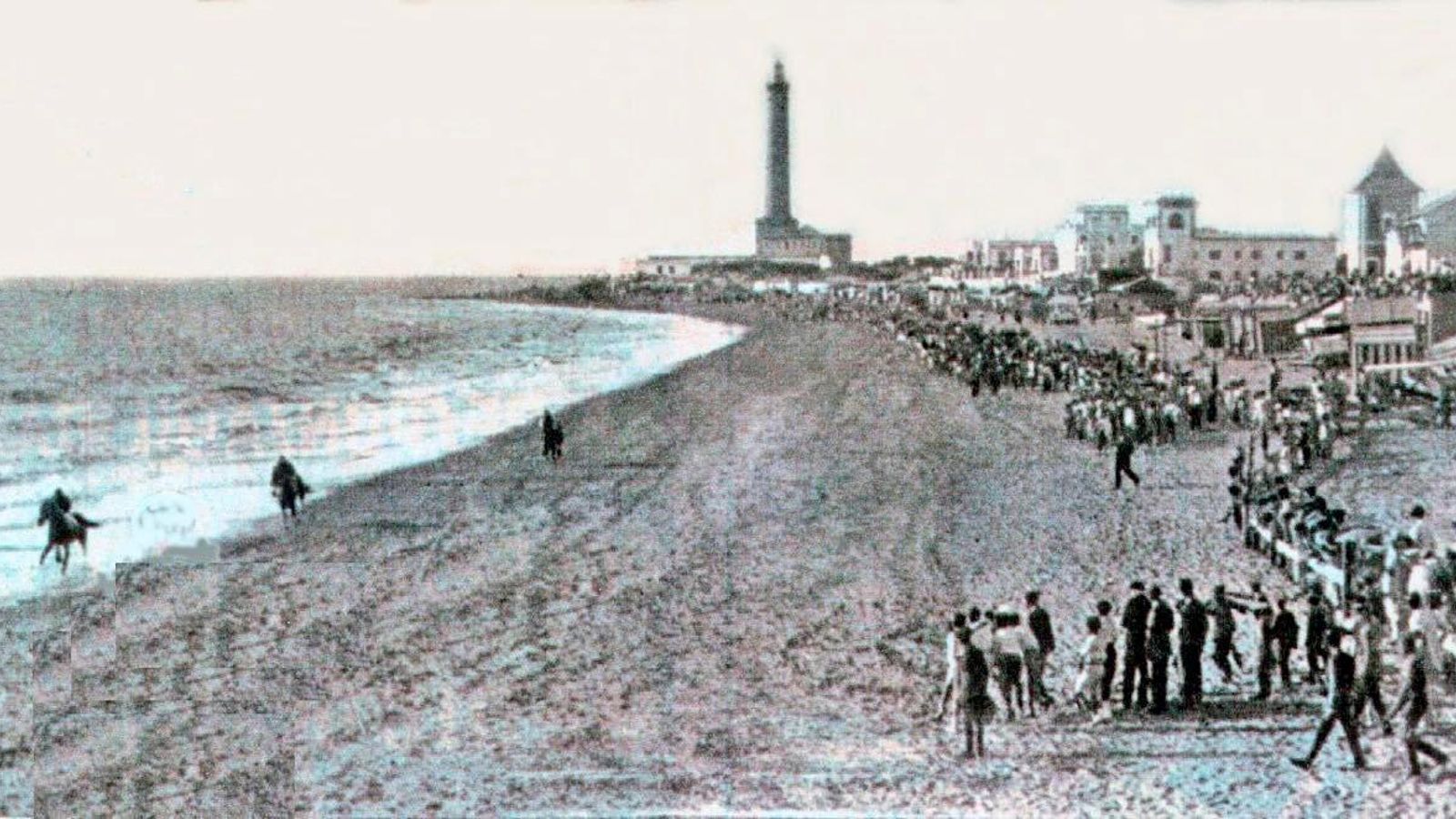 Carrera de caballos en la playa de Regla, Chipiona, durante el primer tercio del siglo XX.