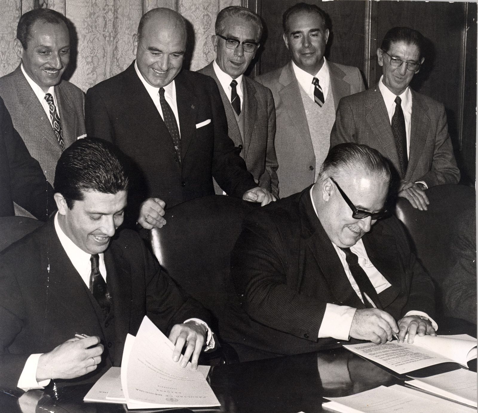 Firma del convenio entre la UGR y el Instituto Nacional de Previsión en 1972.