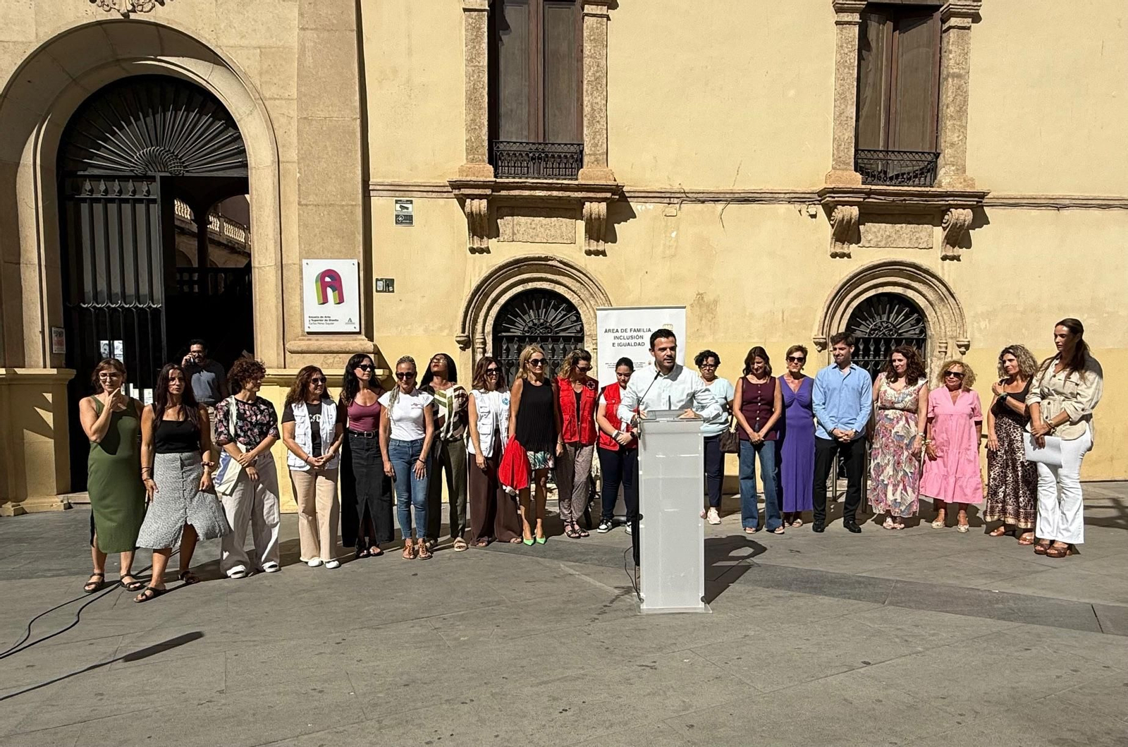 Óscar Bleda, interviene arropado x la Mesa Local de Prostitución y Trata en Almería.