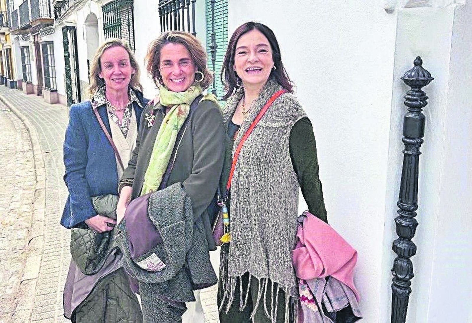 Yolanda Bustos, Teresa Mencos y Pastora Ibáñez, de las primeras en llegar a la plaza de toros.