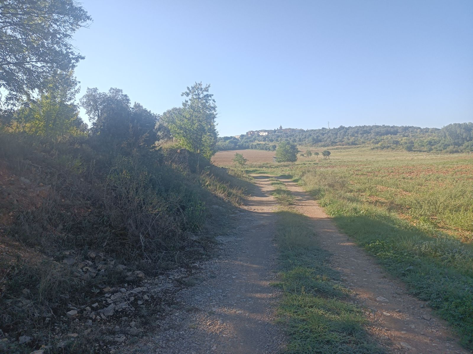 Avance por pradera hasta La Puebla de Castro.