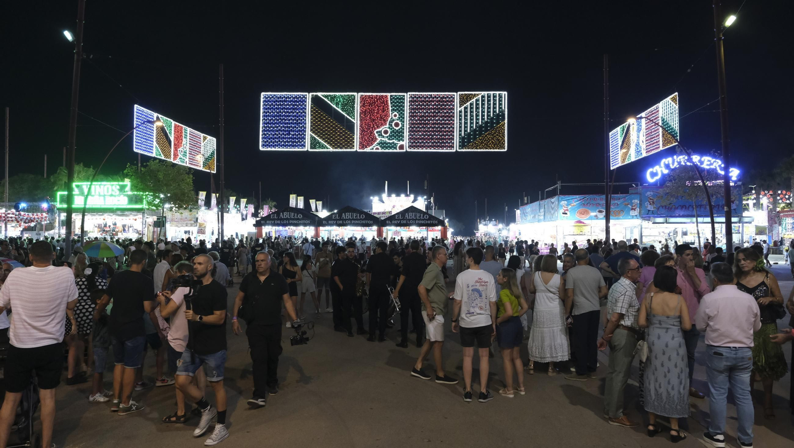 El pregón de la Feria de Almería 2025 y el encendido de la portada, en imágenes