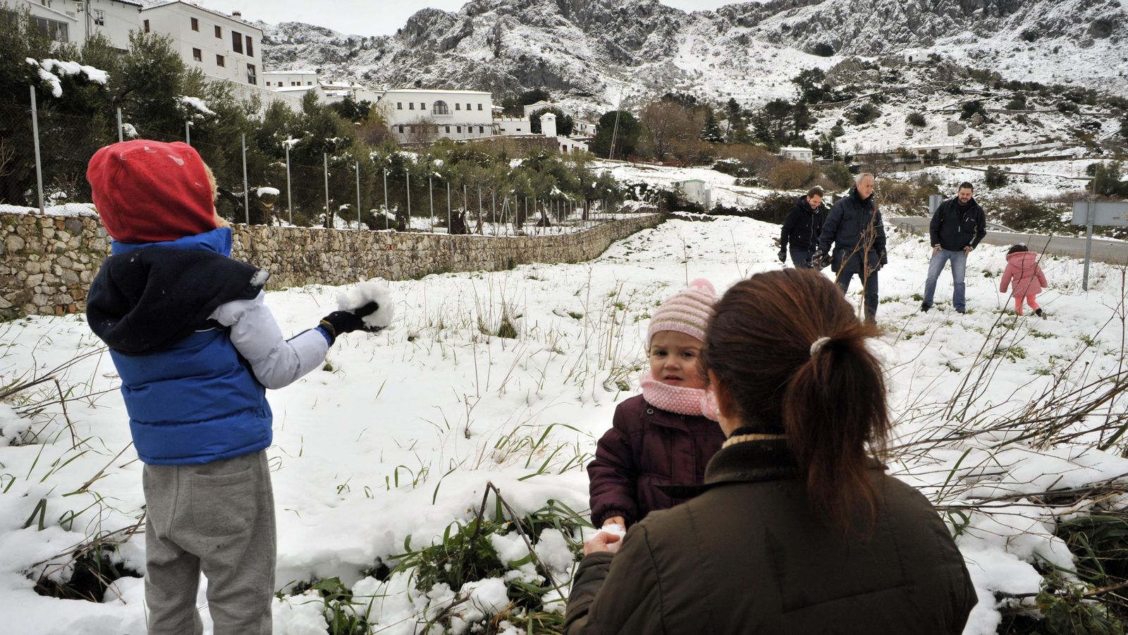 Imagen de archivo de niños jugando con la nieve en Benaocaz años anteriores