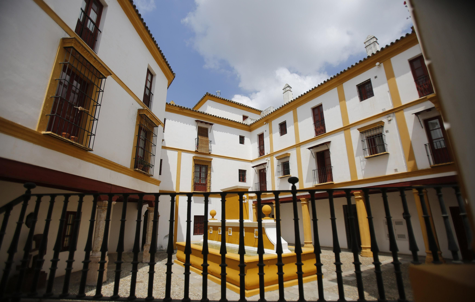 El acceso por la calle Circo a uno de los edificios de pisos que son propiedad de la Real Maestranza de Caballería.