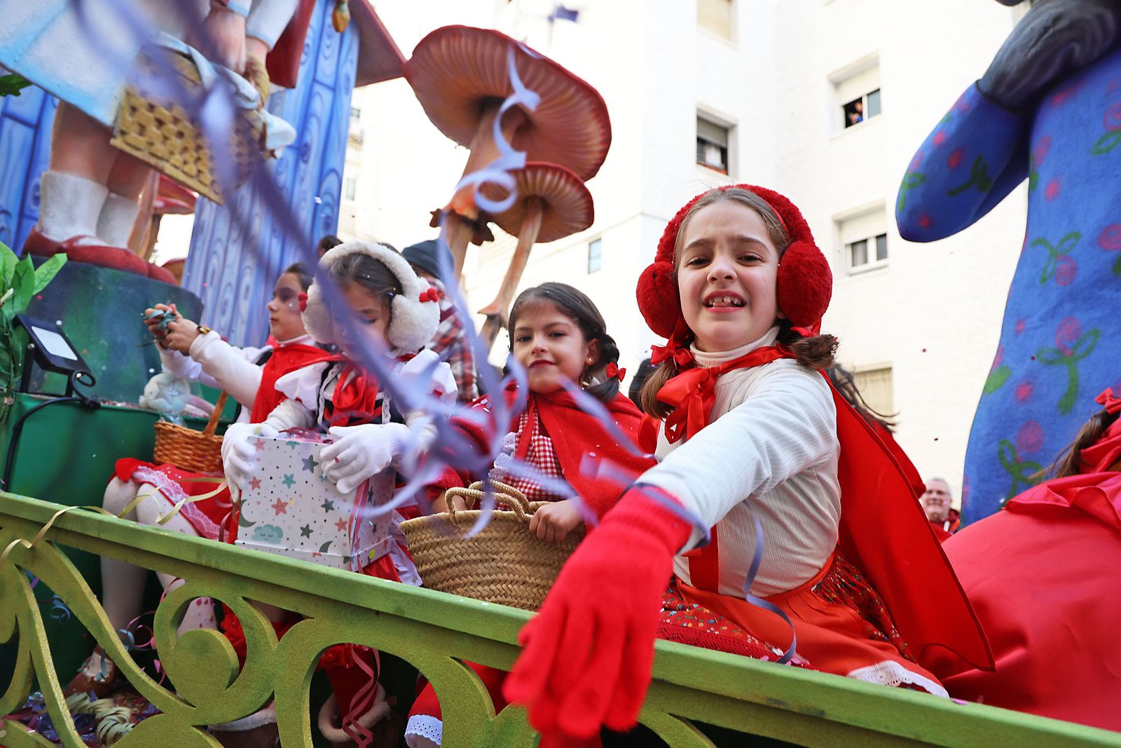 Las mejores fotografías de la salida y recorrido de la cabalgata de Reyes Magos 2026