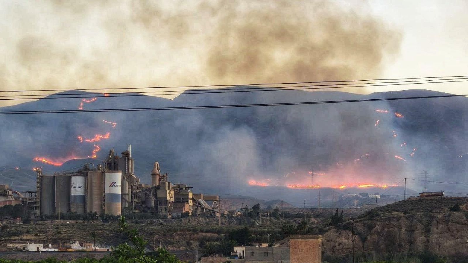 Las llamas avanzaron con virulencia por el paraje de El Pocico.