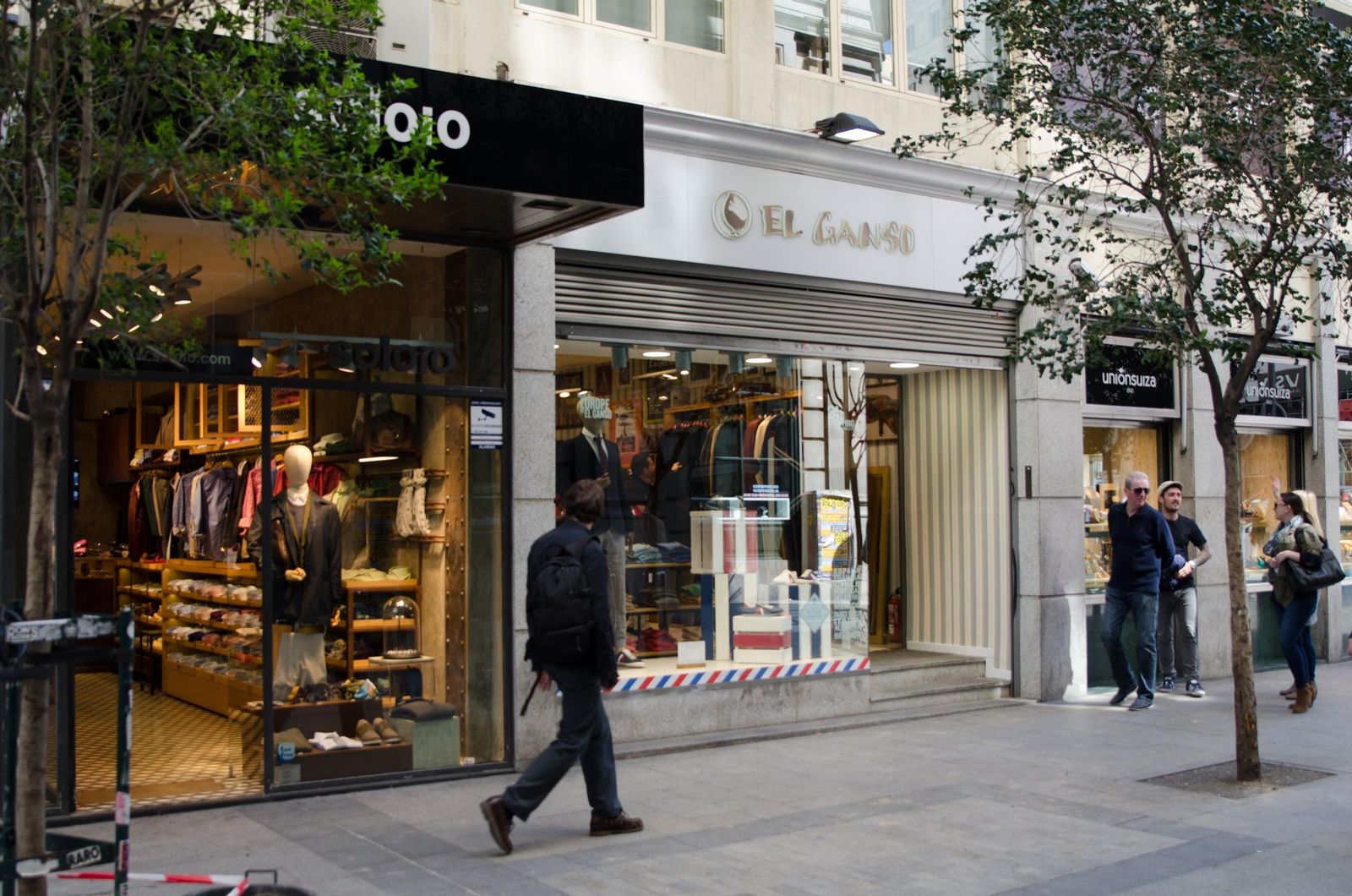 Imagen de archivo de una calle comercial