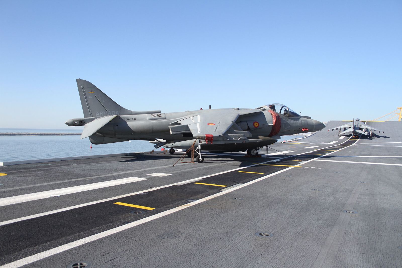 Imágenes de las primeras horas del portaaviones "Juan Carlos I" en el puerto de Huelva, durante su visita este fin de semana