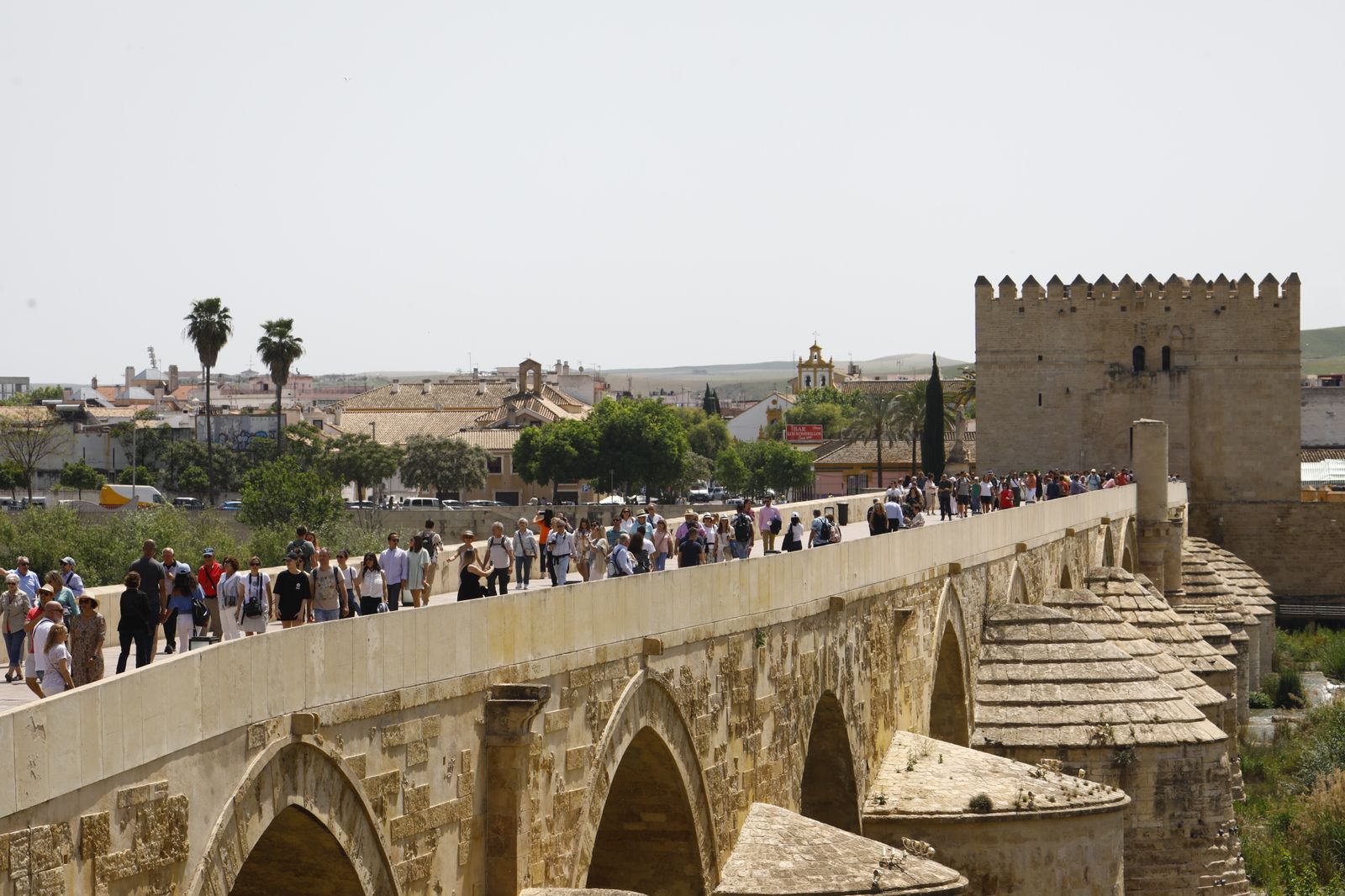 Los turistas abarrotan las calles y Las Cruces de Córdoba, en imágenes