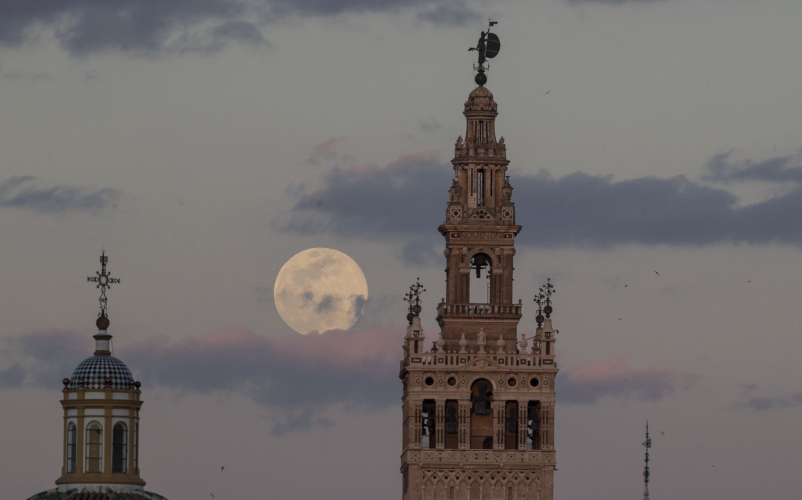 Las imágenes de la superluna de marzo en Sevilla