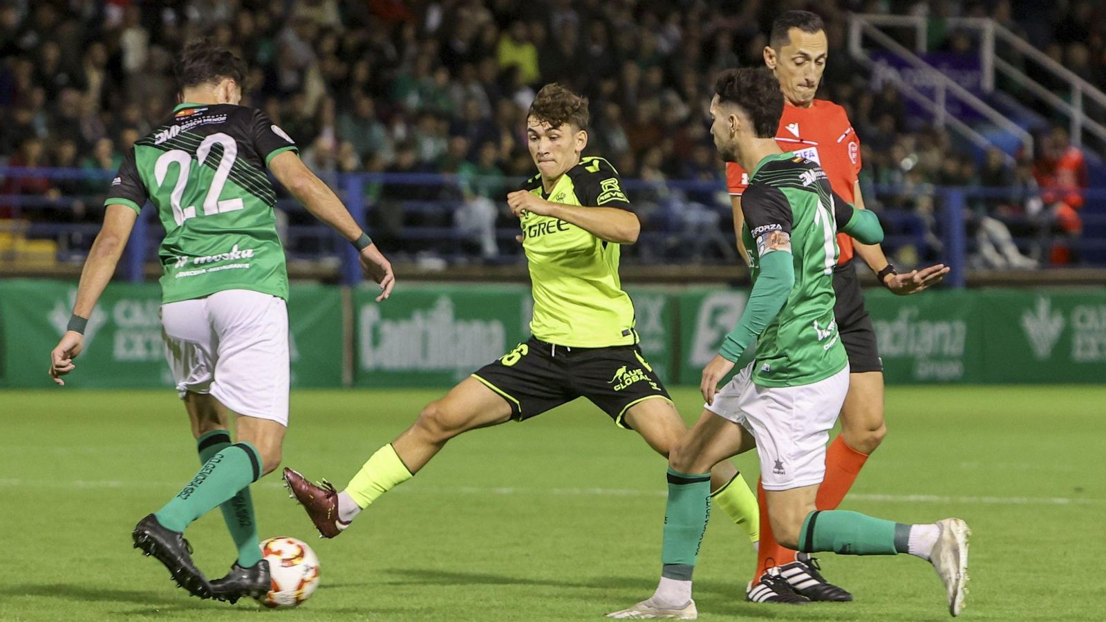 Mateo intenta robarle un balón a la defensa local.