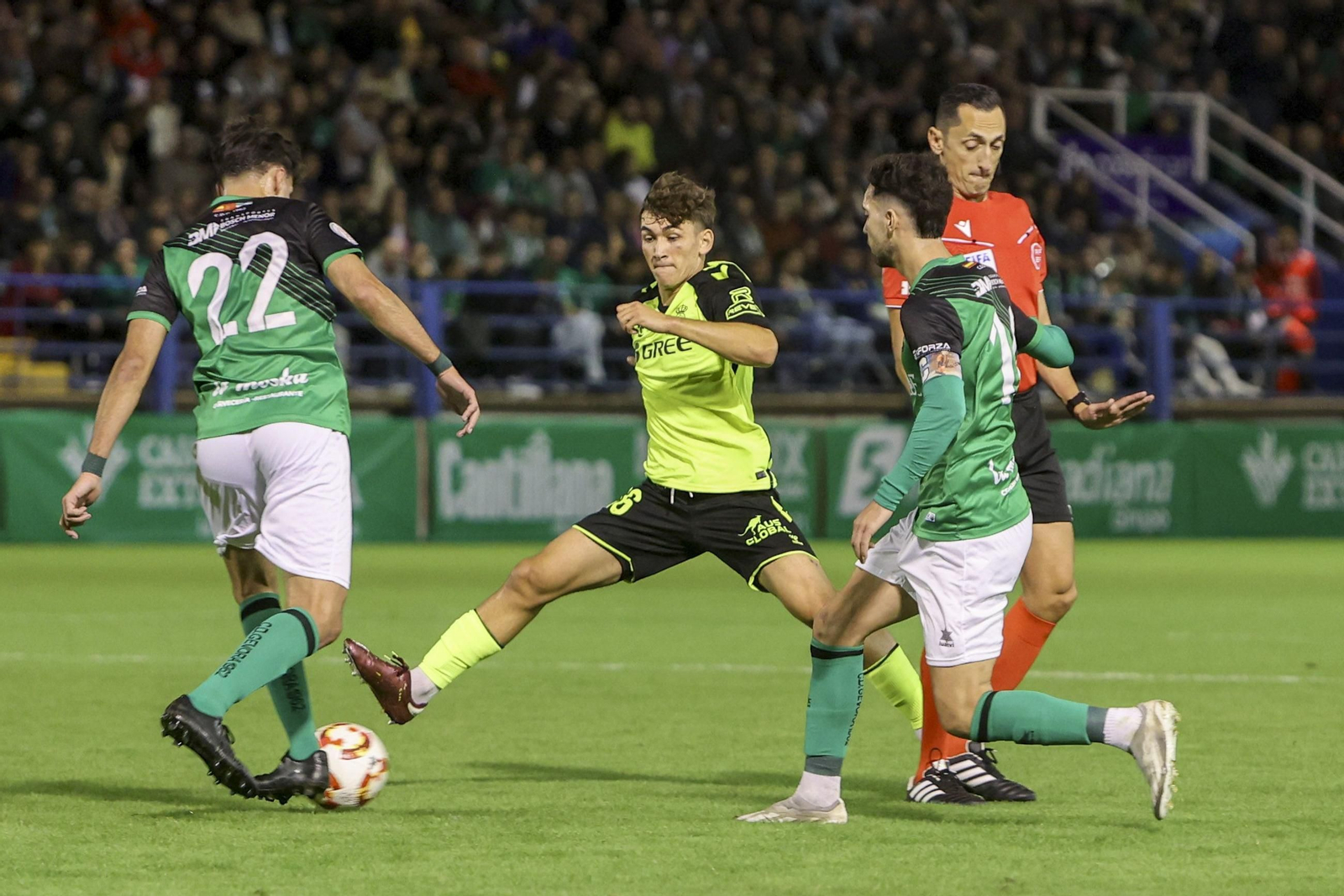Mateo intenta robarle un balón a la defensa local.