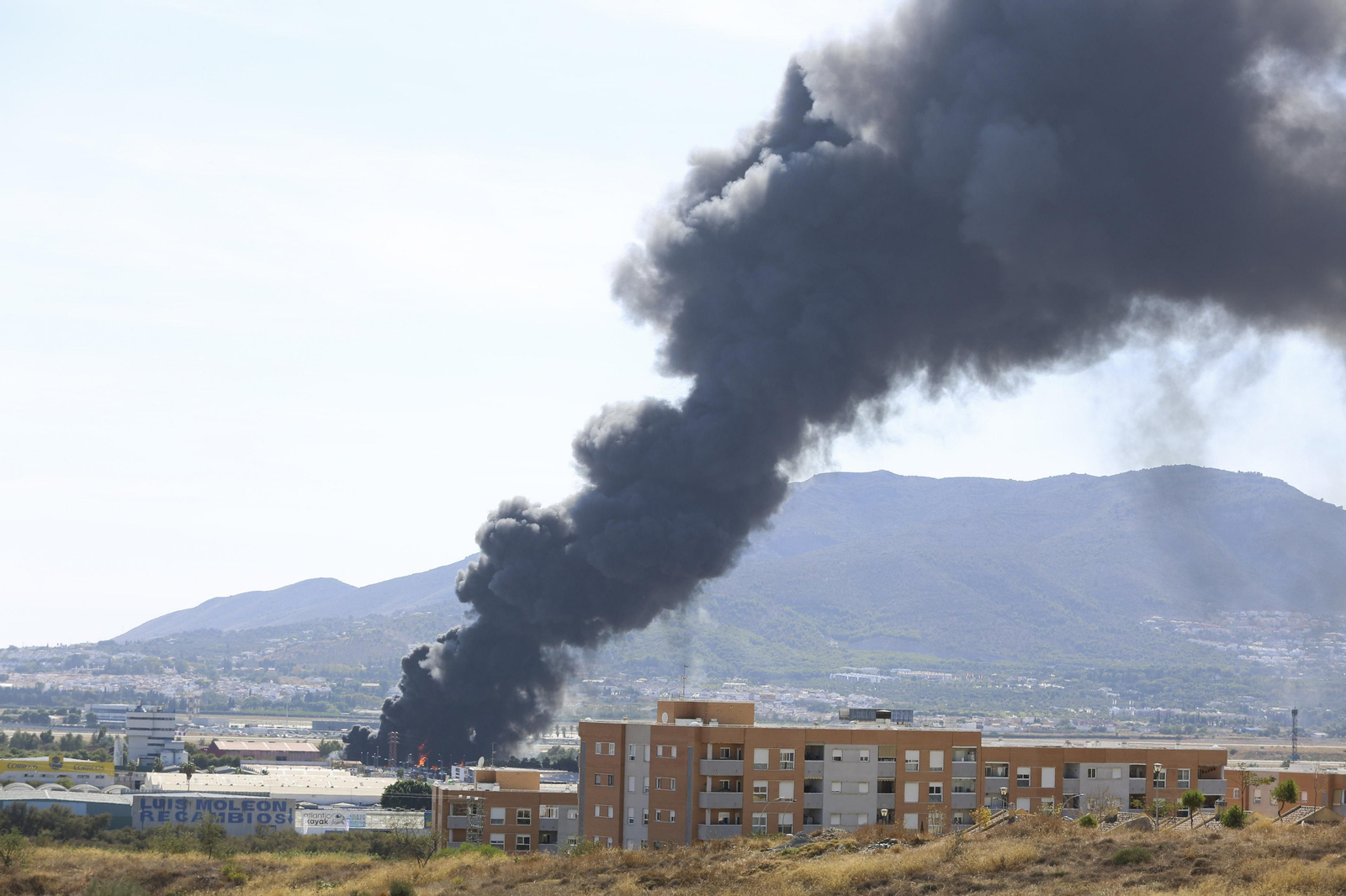 El incendio en el polígono Guadalhorce de Málaga, en fotos