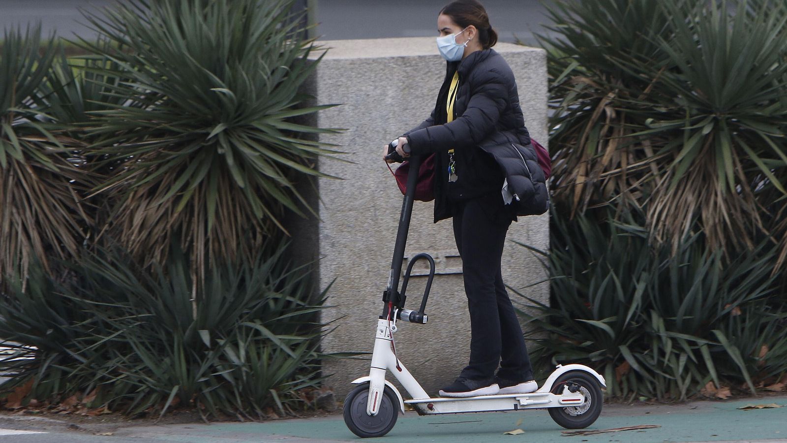 Una usuaria de patinetes eléctrico personal en Sevilla.