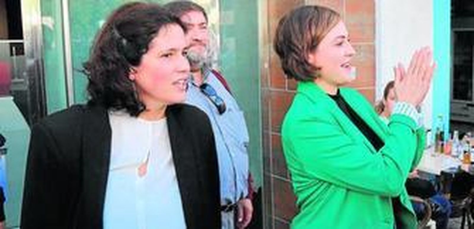 Ana Fernández, a la derecha, aplaude ayer a las personas que la acompañaron hasta el juzgado.