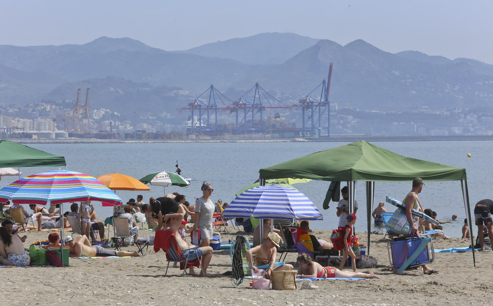 Un domingo de playa en Málaga, en fotos.