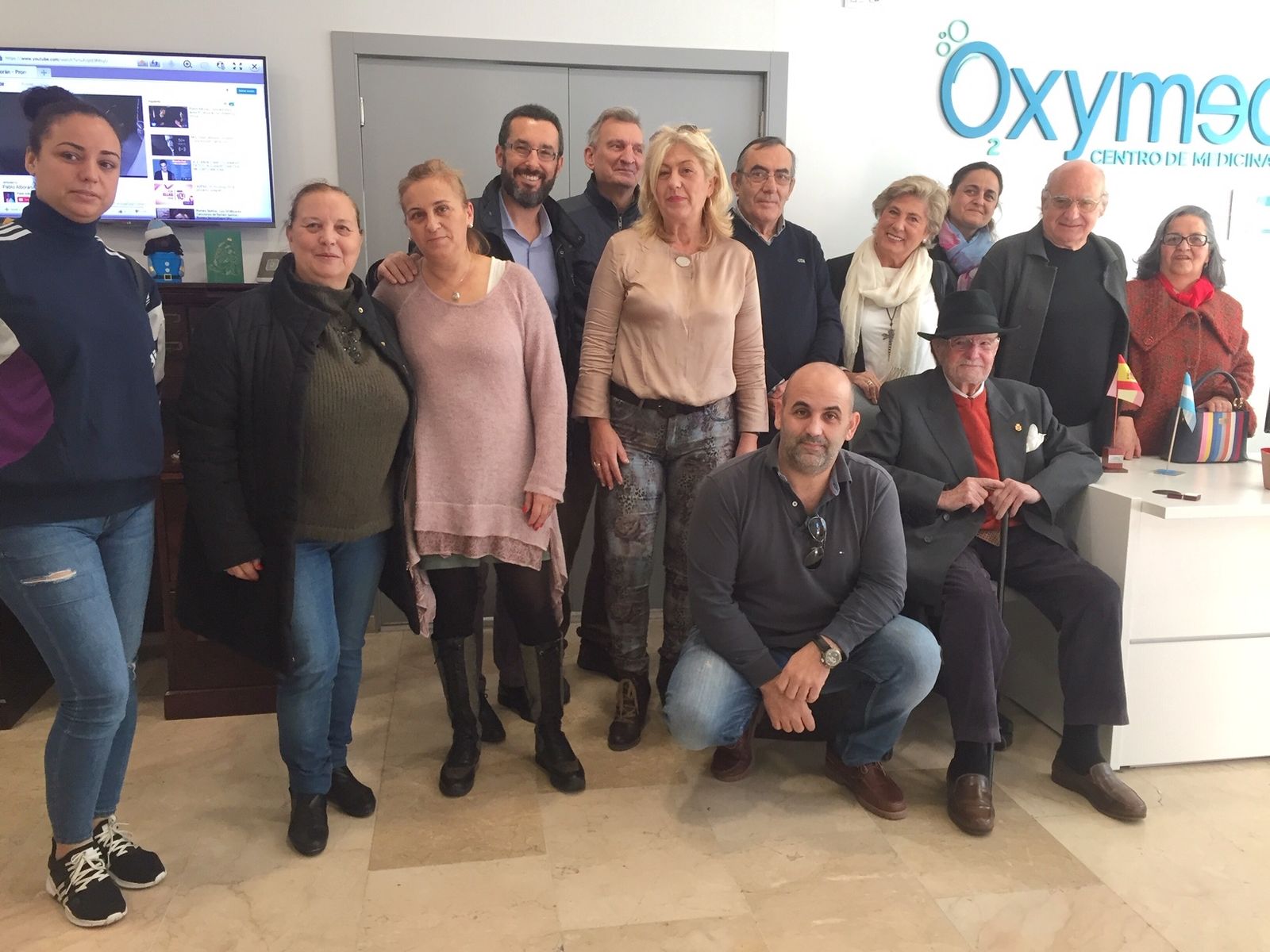 José Manuel Cuadros (con sombrero) rodeado de amigos y familiares.