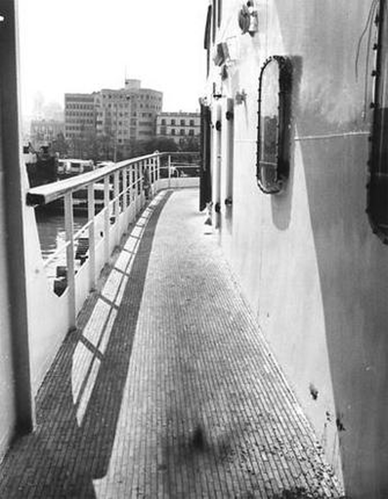 El coche fúnebre con una de las víctimas abandonando el Ciudad de Palma.