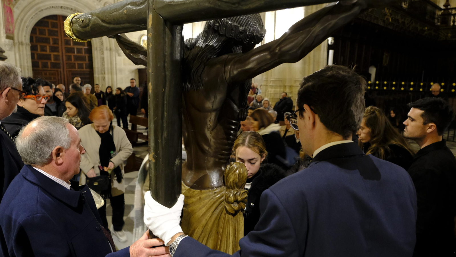 Procesión del Vía Crucis-Cristo de la Escucha en Almería, en imágenes