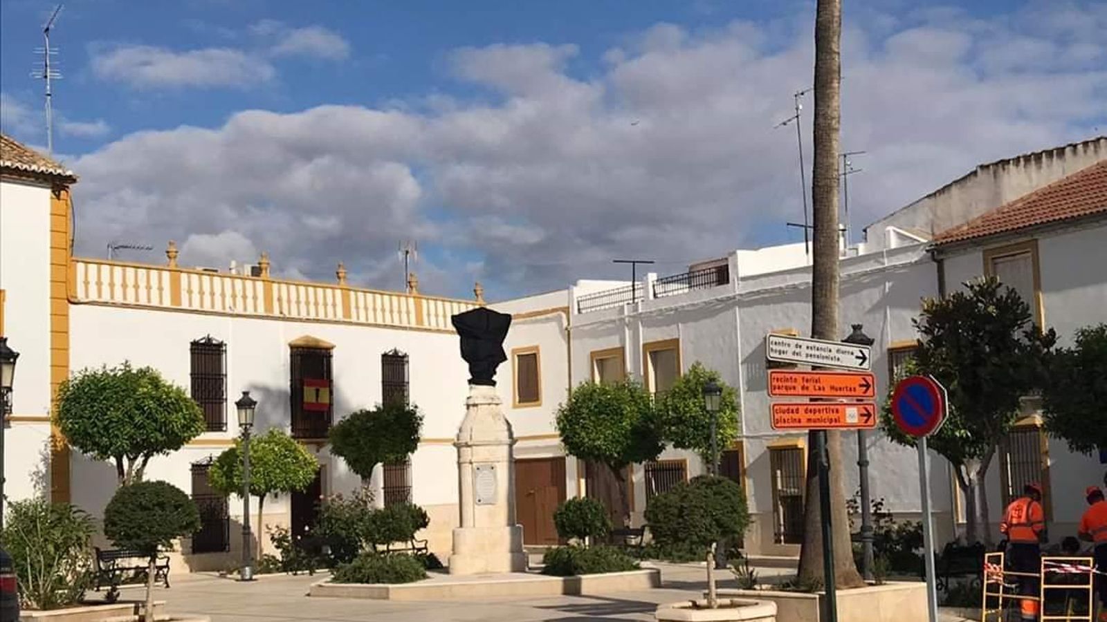 El monumento ha sido cubierto con una tela negra  a la espera de su restauración.