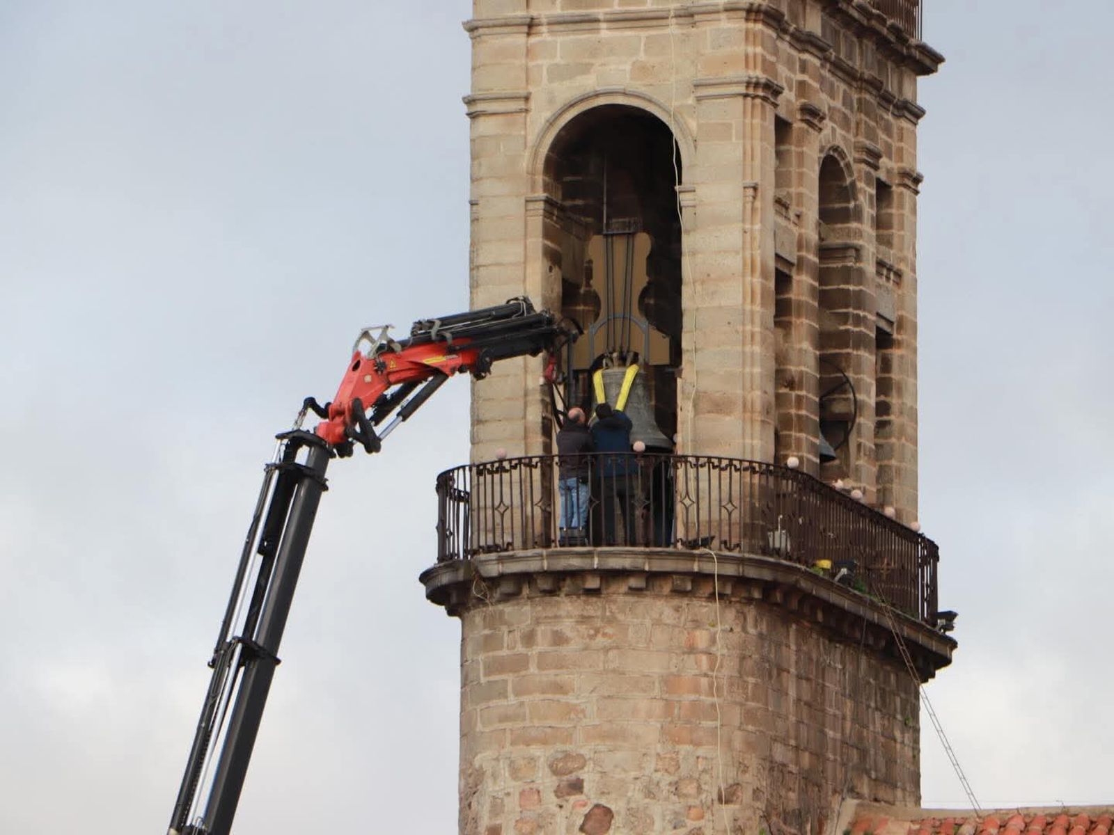 Retirada una campaña de la Catedral de la Sierra de Hinojosa del Duque para su restauración