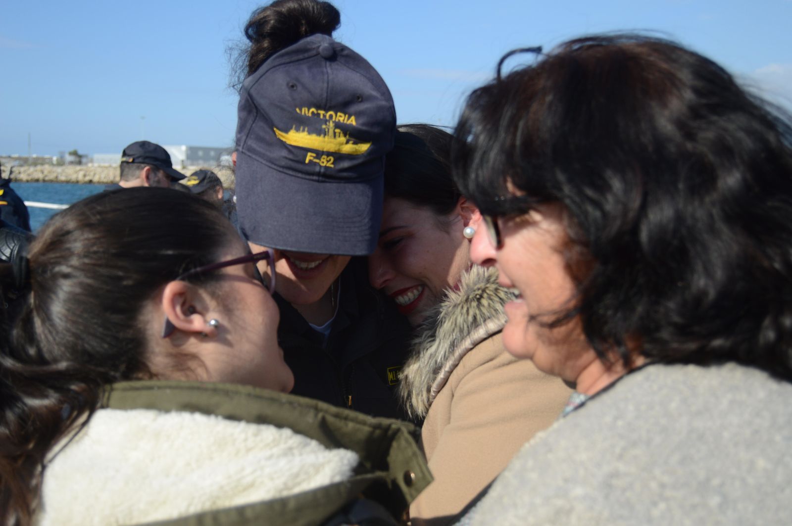 Familiares y una miembro de la dotación de la 'Victoria' se funden en un abrazo en la despedida en la Base de Rota.