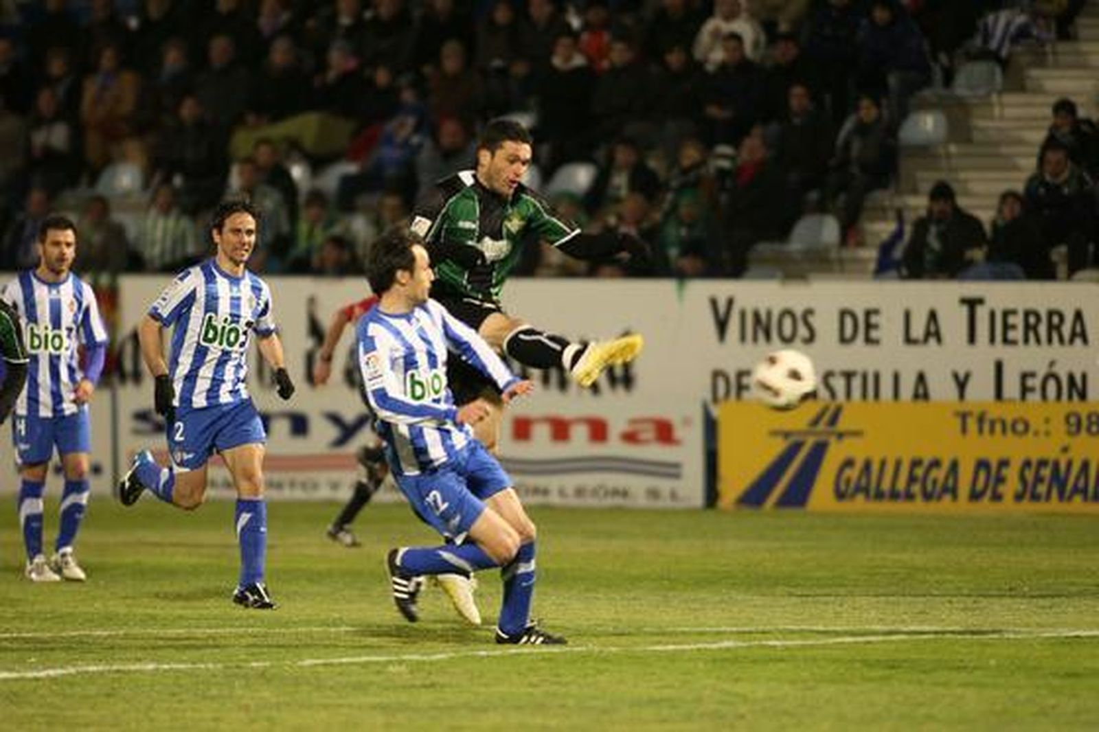 Jorge Molina dispara a puerta. / Norberto Cabezas