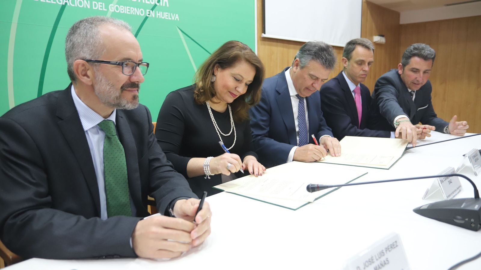 1-firma un convenio con el director genera-1068