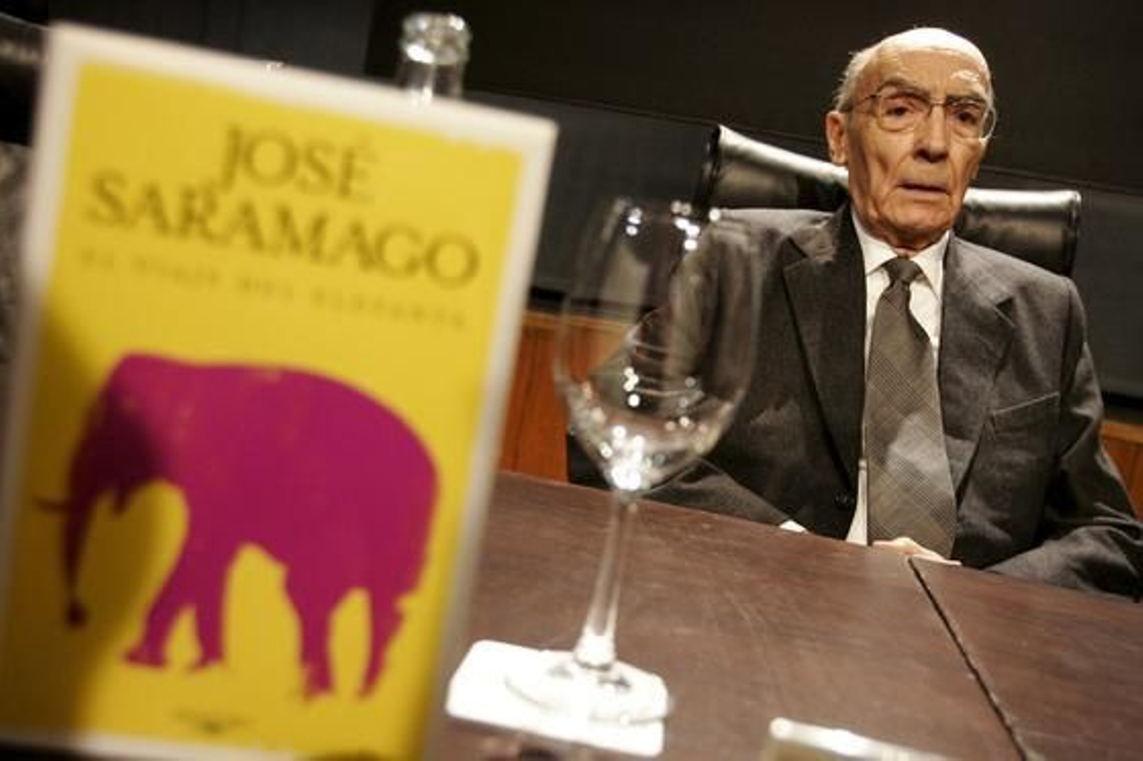 El escritor , durante la presentación en la Casa de América de Madrid de su novela 'El viaje del elefante', en 2008. / EFE

Foto: Varios