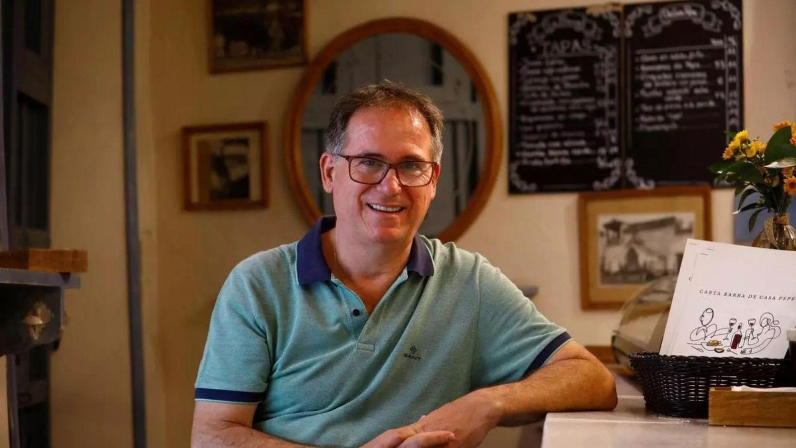 Miguel Cabezas posa en la barra de Casa Pepe de la Judería Miguel Cabezas posa en la barra de Casa Pepe de la Judería