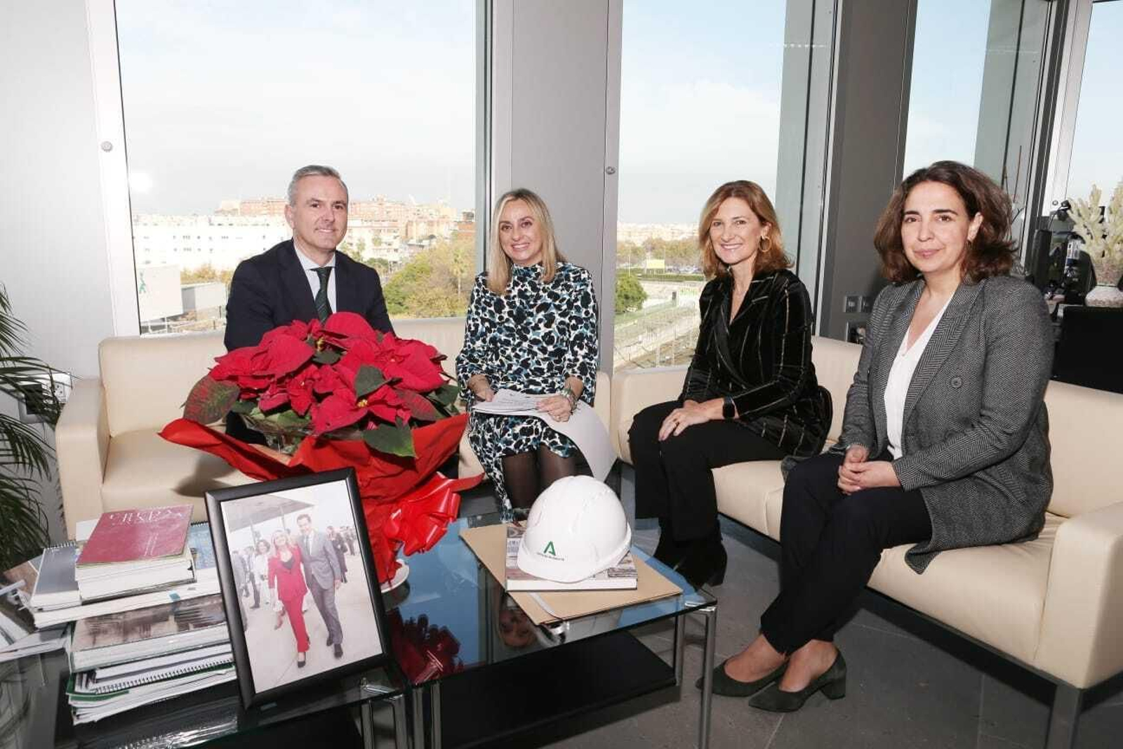 El director general de AVRA, Juan Carlos del Pino; la consejera Marifrán Carazo; la secretaria general de Vivienda, Alicia Martínez; y la delegada territorial de Fomento, Carmen Sánchez.