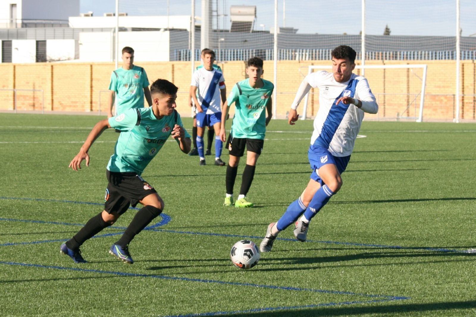 Un lance del juego entre el Atlético Onubense y el Chiclana.