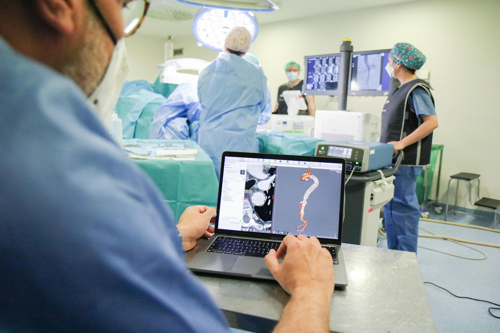 Profesionales del servicio de Angiología y Cirugía Vascular en un quirófano.