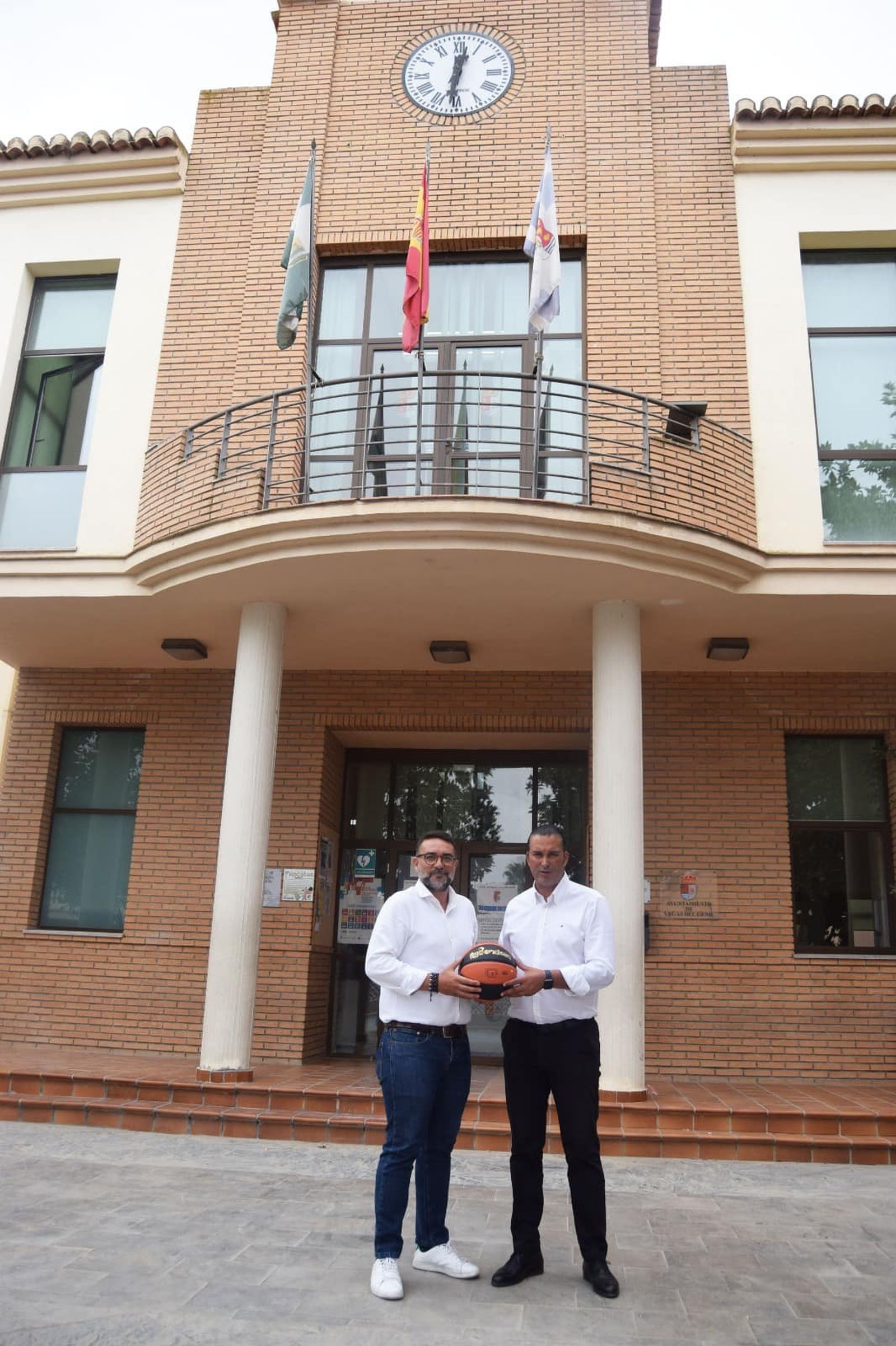 Leandro Martín y Óscar Fernández-Arenas en las puertas del Consistorio vegueño.