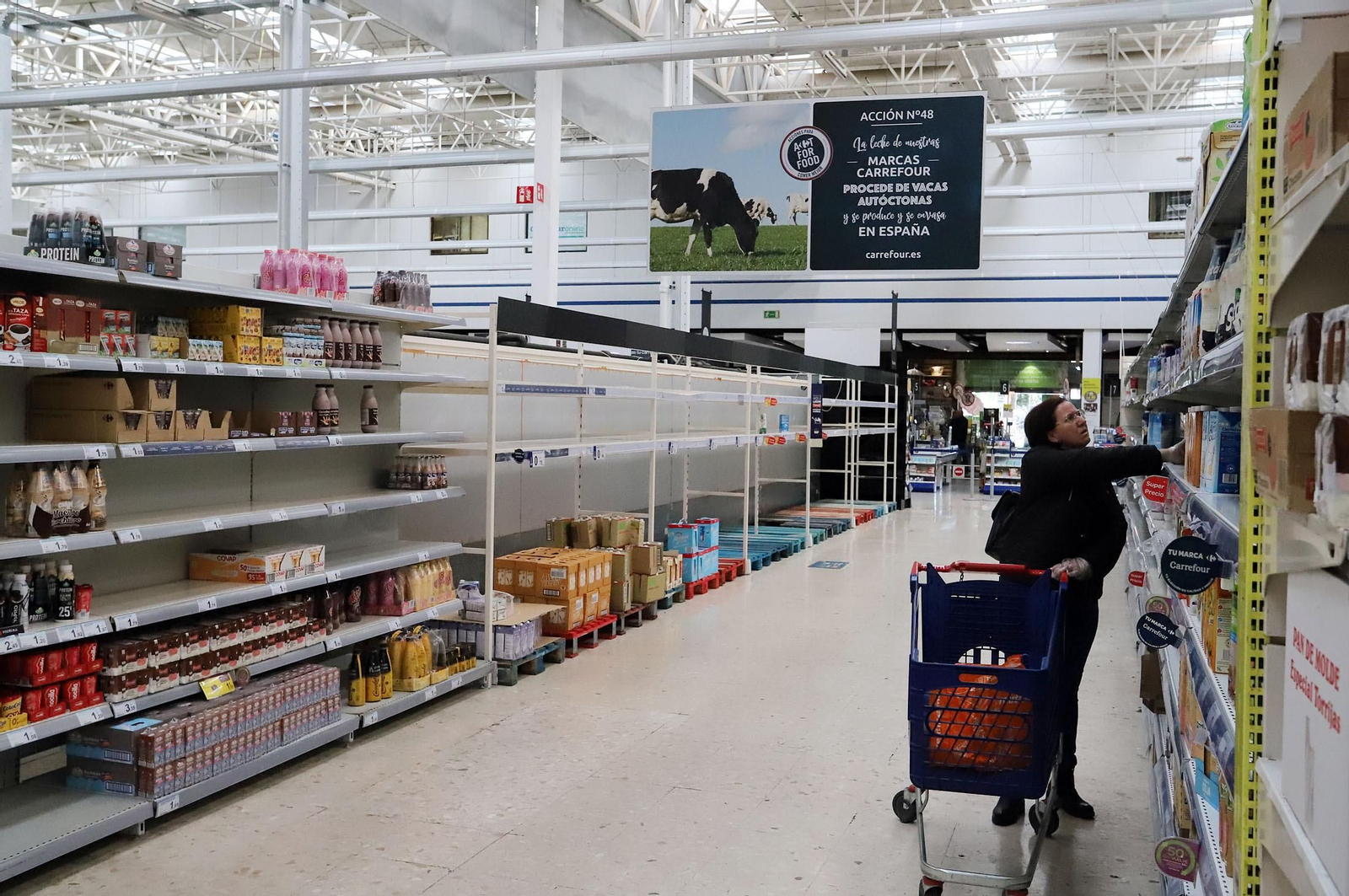 Imágenes de la situación y organización en los supermercados de Huelva