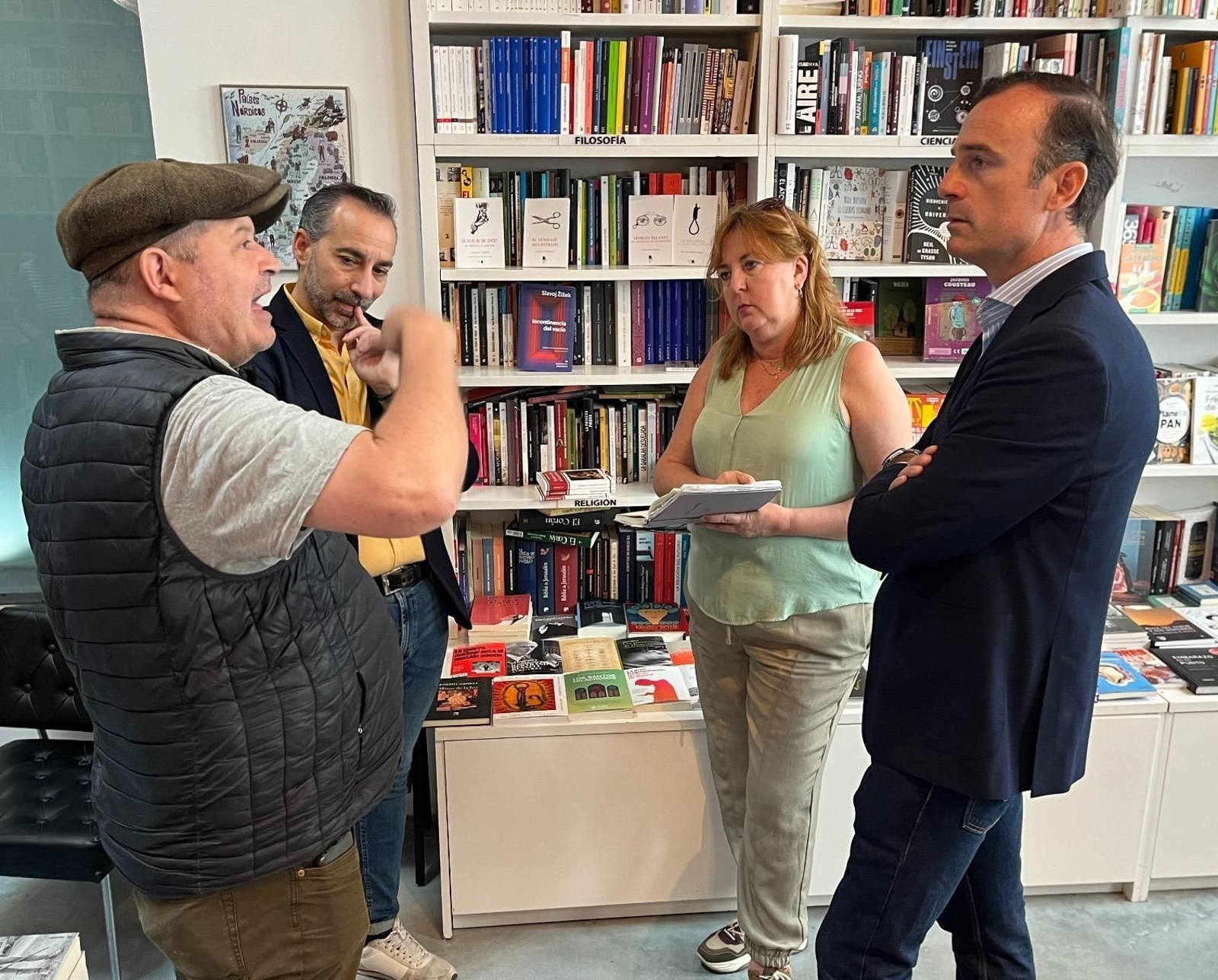 Manuel Méndez y Lola Vallespí, con representantes del sector del libro.
