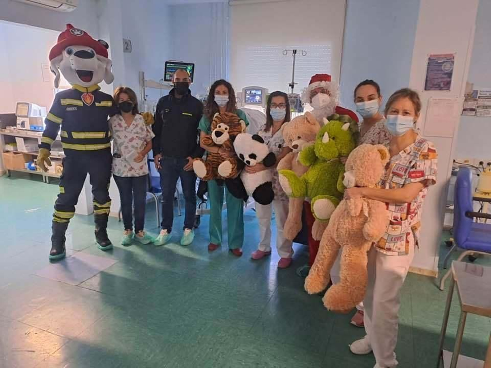 Emotiva visita de los bomberos de Jerez en Nochebuena el Hospital