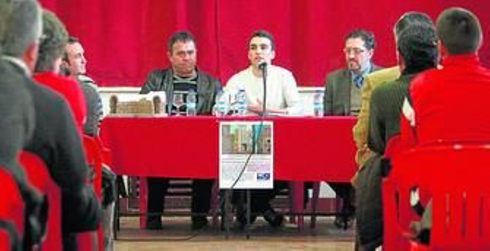 Diego Pereira, en el centro, junto al director del colegio, José Caneda, a la derecha, y Raimundo Huertas, a la izquierda.
