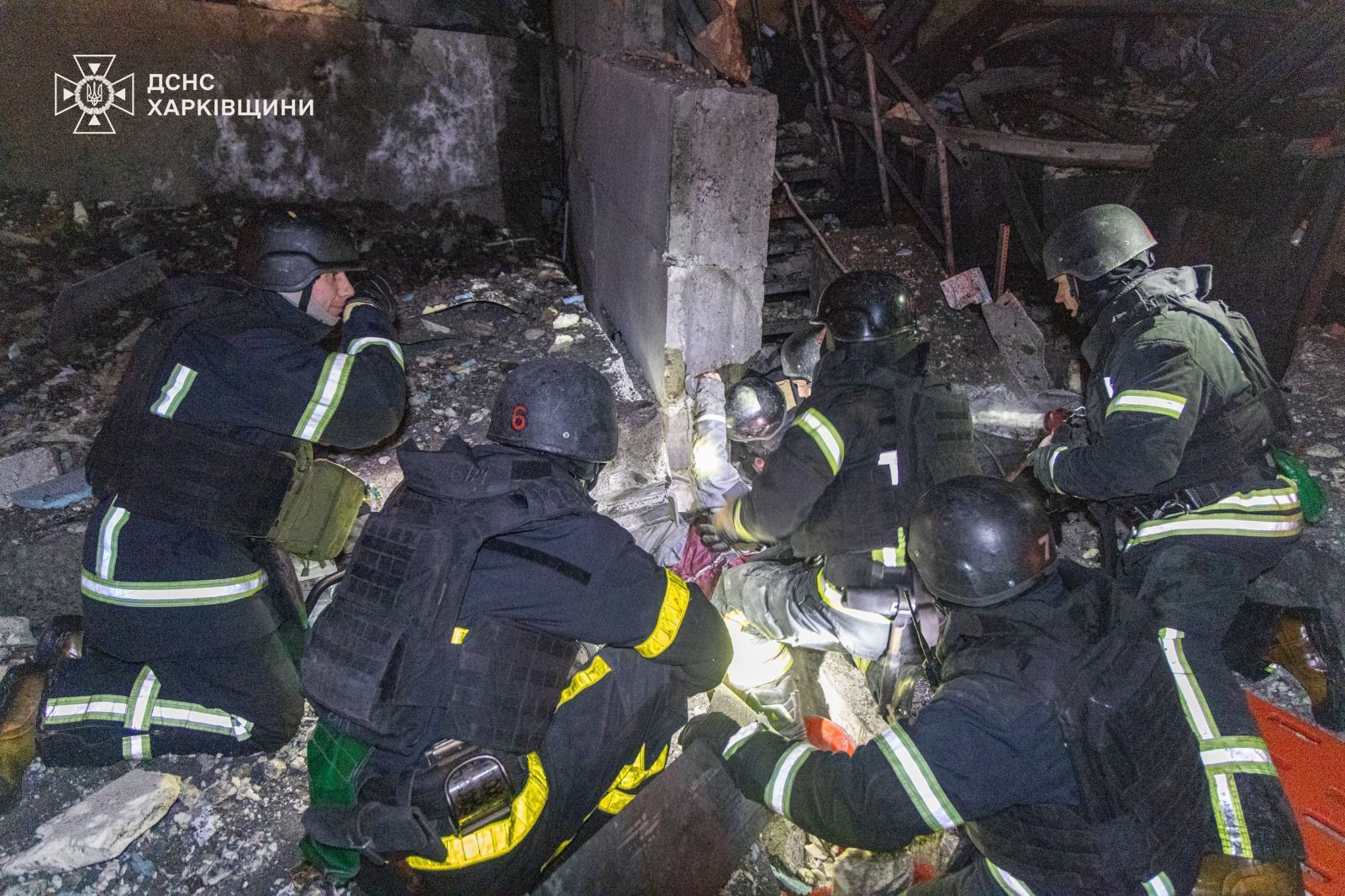 Bomberos trabajan en un edificio de Kiev destruido por los ataques rusos.