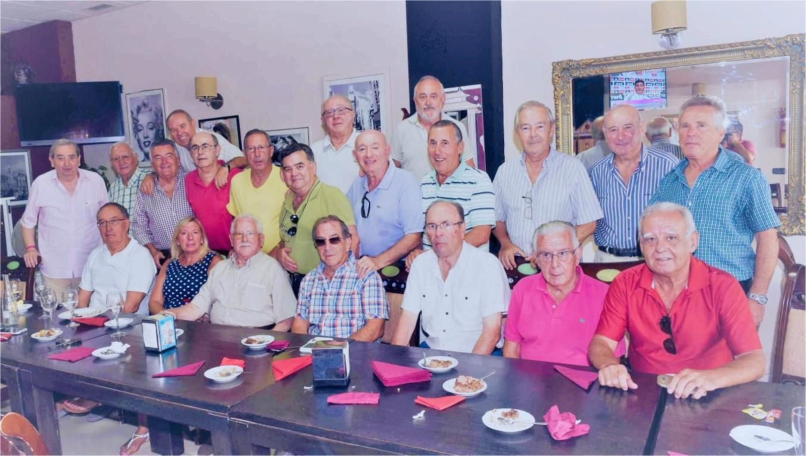 Grupo de antiguos trabajadores de Puerto Banús.