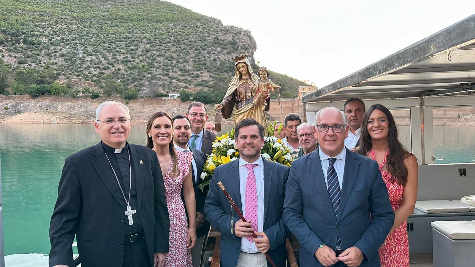 Autoridades, en la procesión del año pasado.