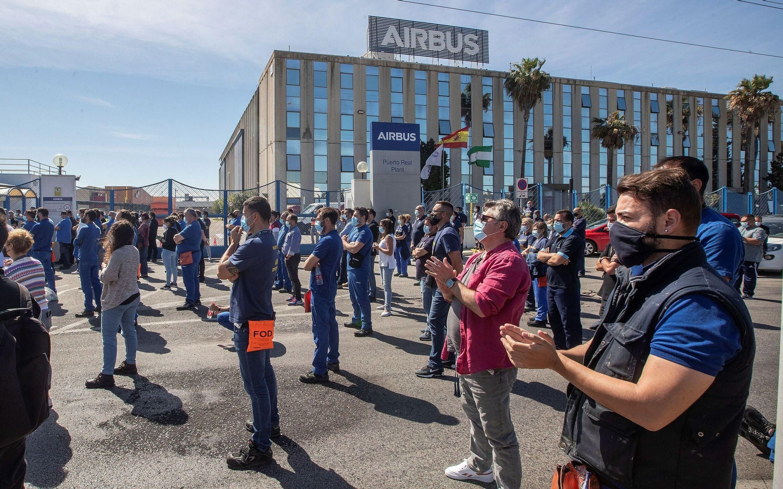 Operarios de Airbus, durante una concentración delante de la factoría.