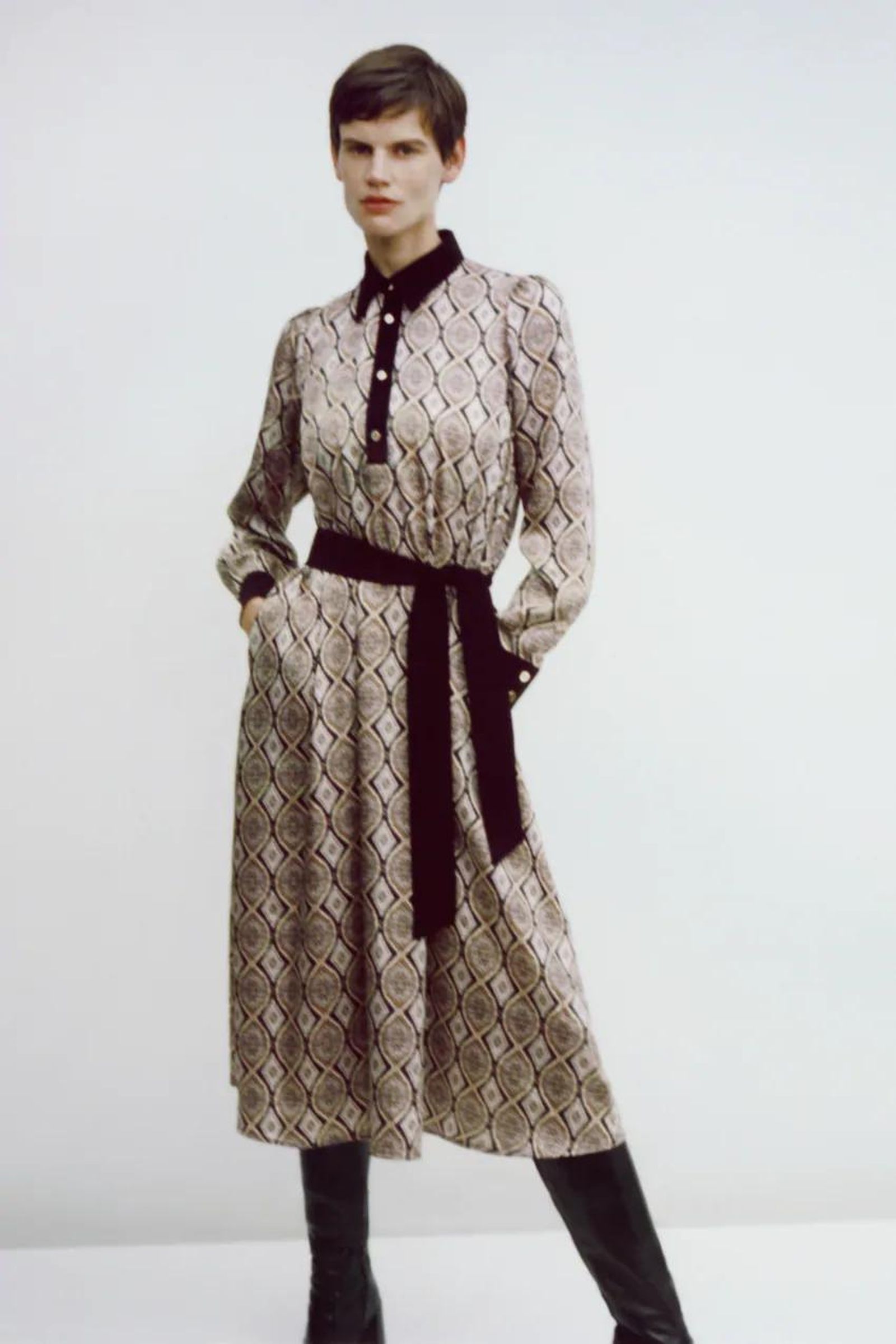 Vestido camisero de Zara.