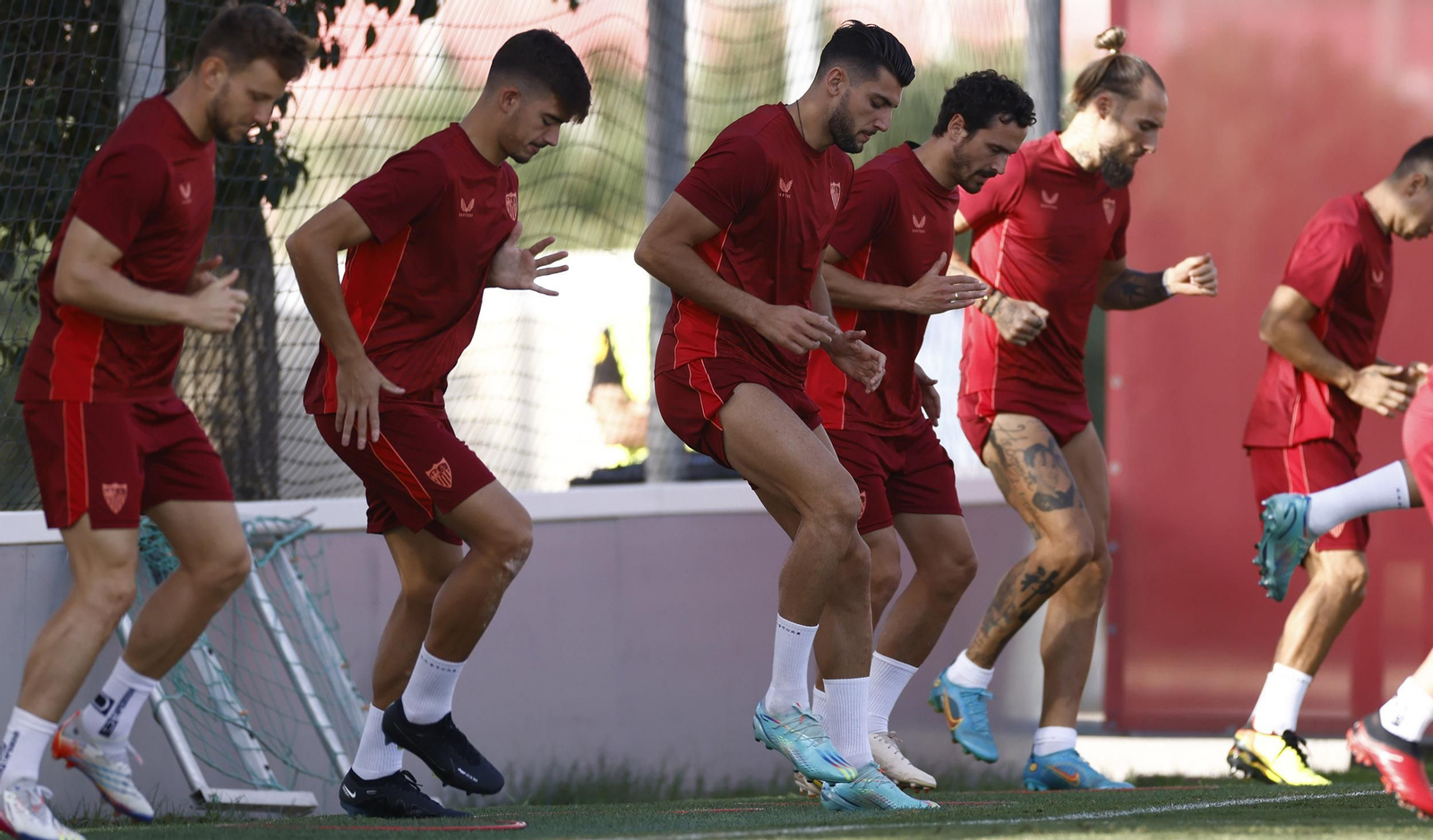 Rakitic, Kike Salas, Rafa Mir, Delaney y Gudelj, en el entrenamiento de ayer.