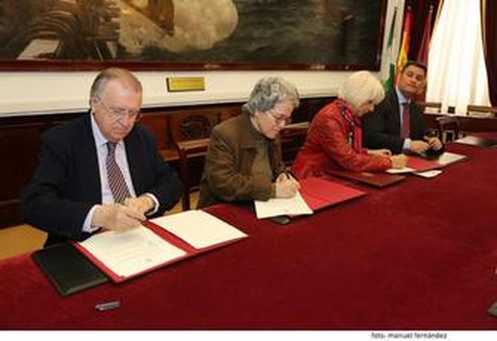 José Blas Fernández, María Dolores Moreno, Teófila Martínez e Ignacio Romaní firmando el convenio.