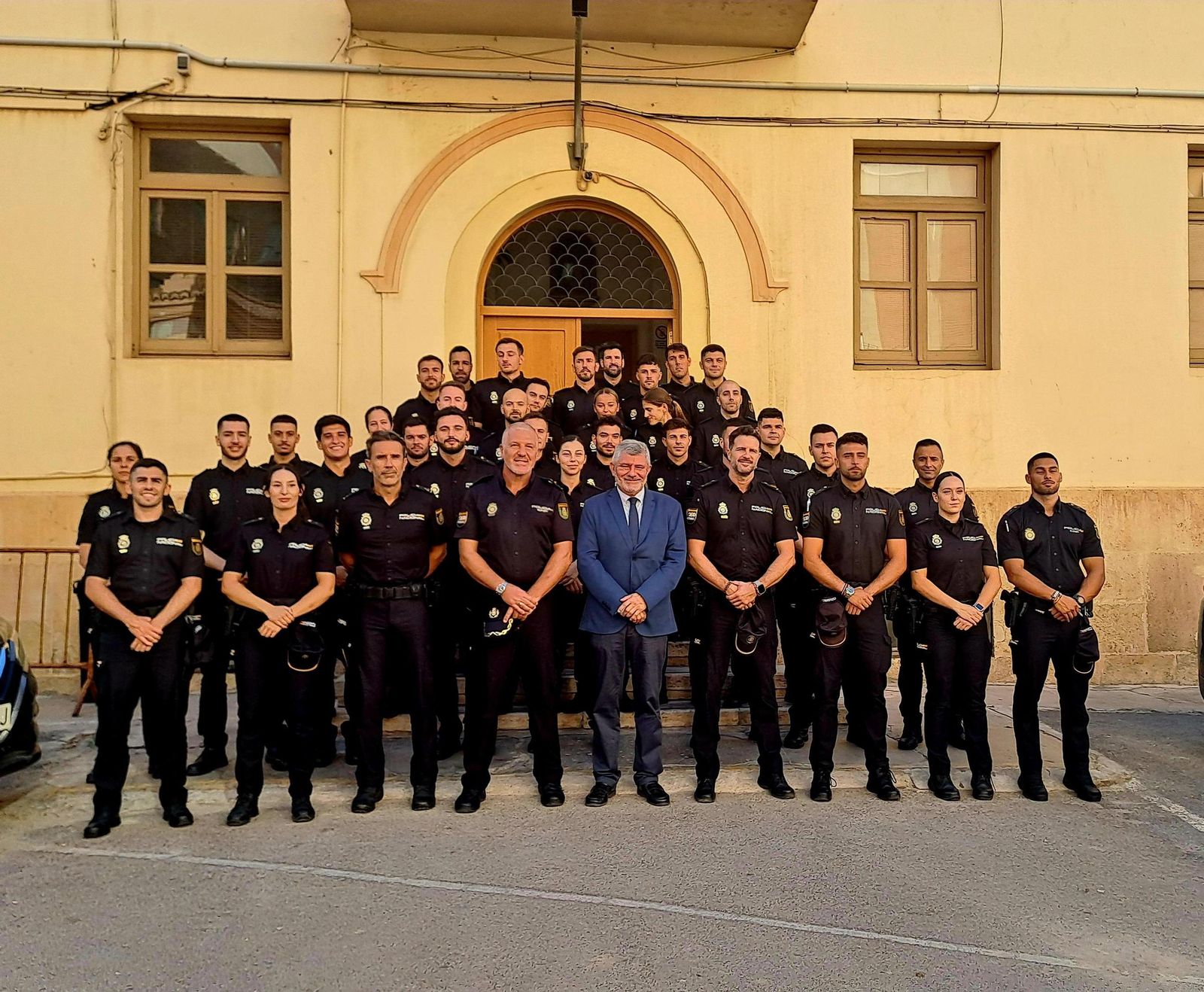 Foto de familia de los nuevos policías.