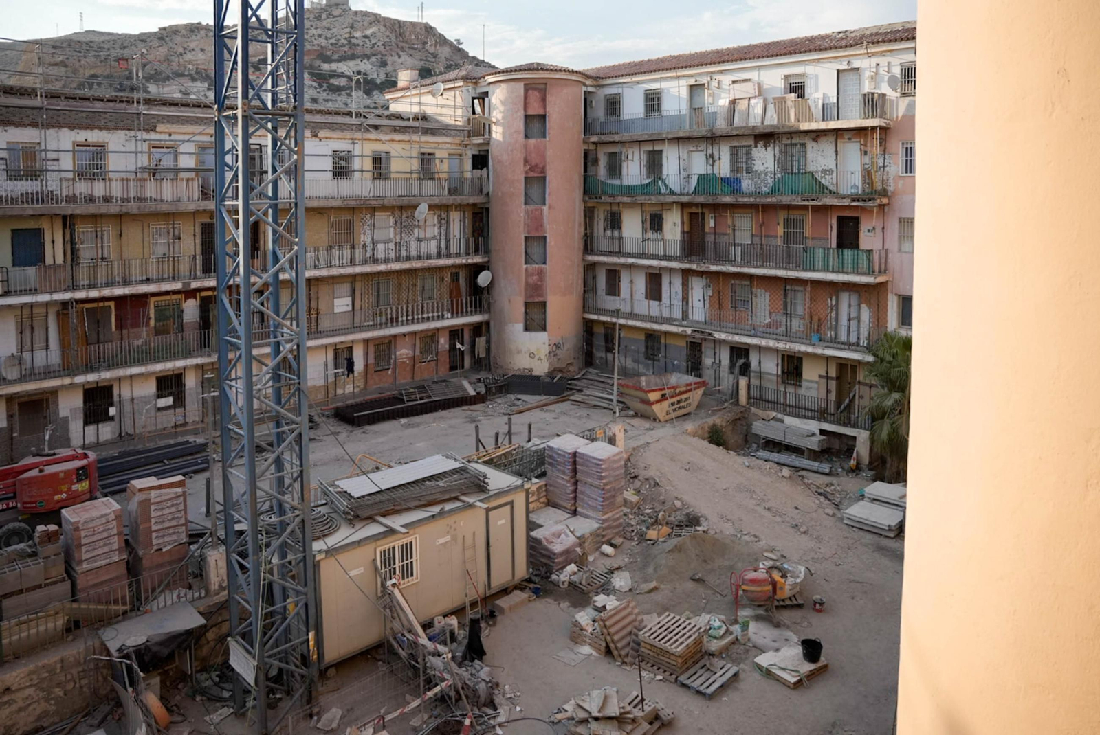 Las obras de rehabilitación en el edificio El Patio de Almería