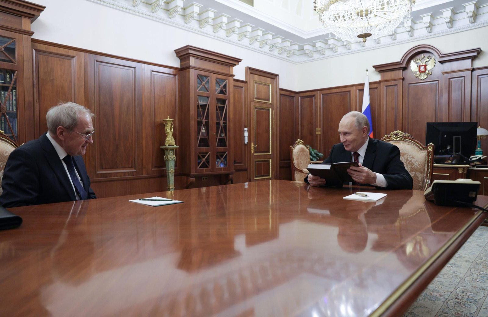 El presidente ruso, Vladimir Putin, durante un encuentro con el jefe del Tribunal Constitucional, Valery Zorkin.